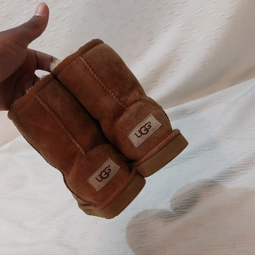 UGG Kids Short Shearling Lined Boots - Chestnut Brown Size 12